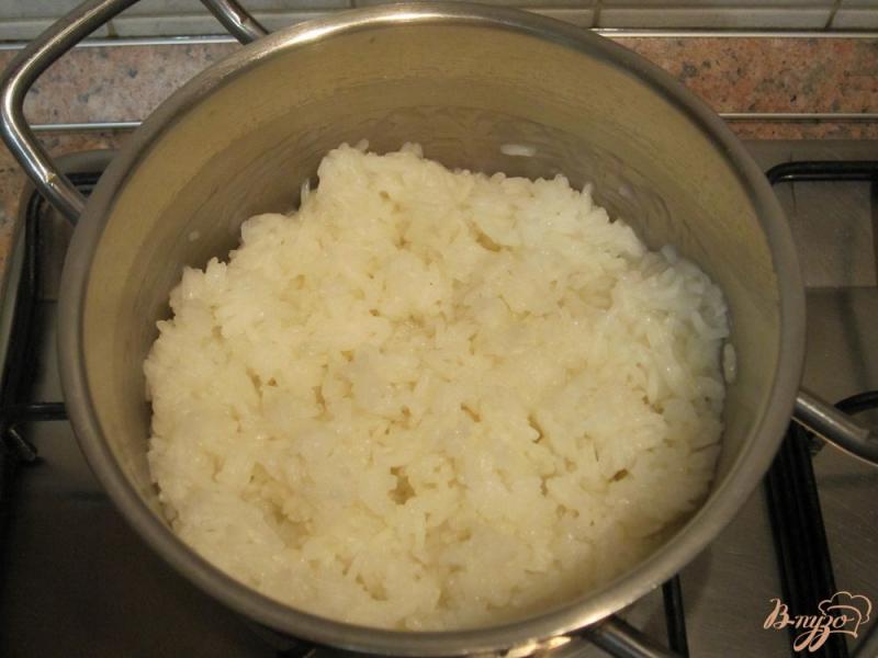 Фото приготовление рецепта: Рисовая запеканка с колбасой и сыром шаг №3