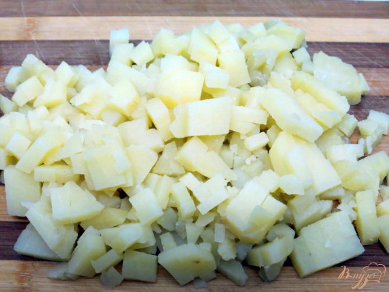 Фото приготовление рецепта: Салат из сельди и свеклы шаг №4