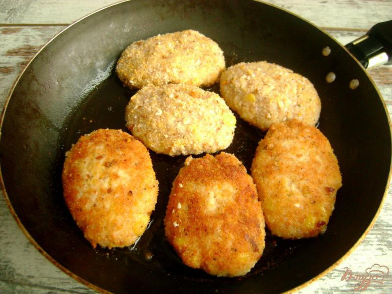 Фото приготовление рецепта: Куриные котлеты с кукурузой и сыром шаг №6