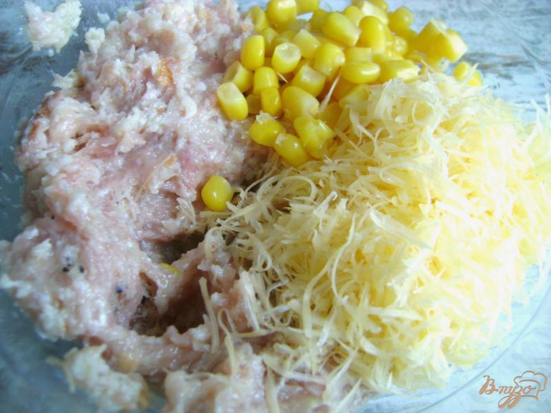 Фото приготовление рецепта: Куриные котлеты с кукурузой и сыром шаг №3