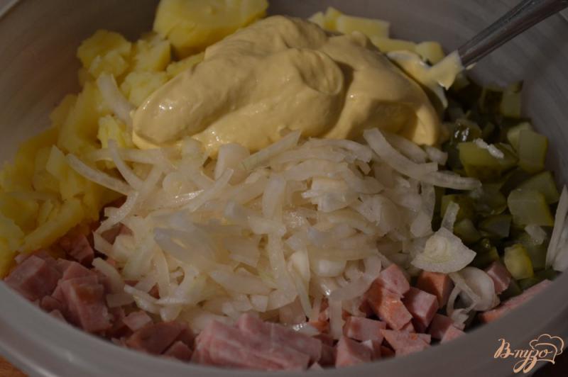 Фото приготовление рецепта: Картофельный салат с маринованным луком шаг №4