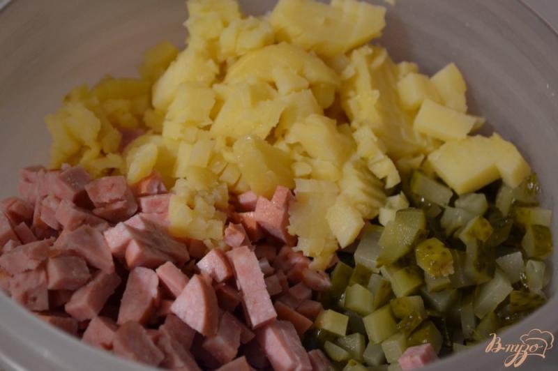 Фото приготовление рецепта: Картофельный салат с маринованным луком шаг №2