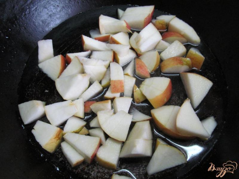 Фото приготовление рецепта: Блинчики на молоке и сливочном масле с яблочной начинкой шаг №8