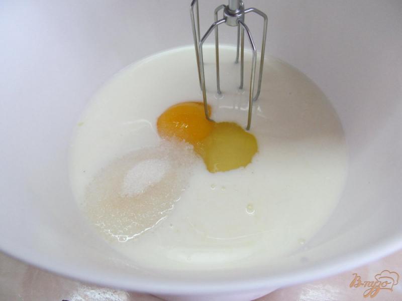 Фото приготовление рецепта: Блинчики на молоке и сливочном масле с яблочной начинкой шаг №2