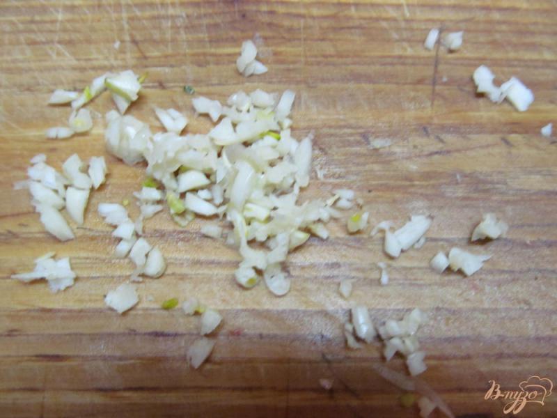 Фото приготовление рецепта: Салат из капусты, огурца, кукурузы и крабовых палочек шаг №4