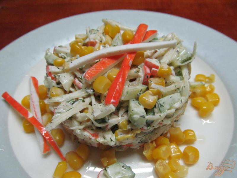 Фото приготовление рецепта: Салат из капусты, огурца, кукурузы и крабовых палочек шаг №8