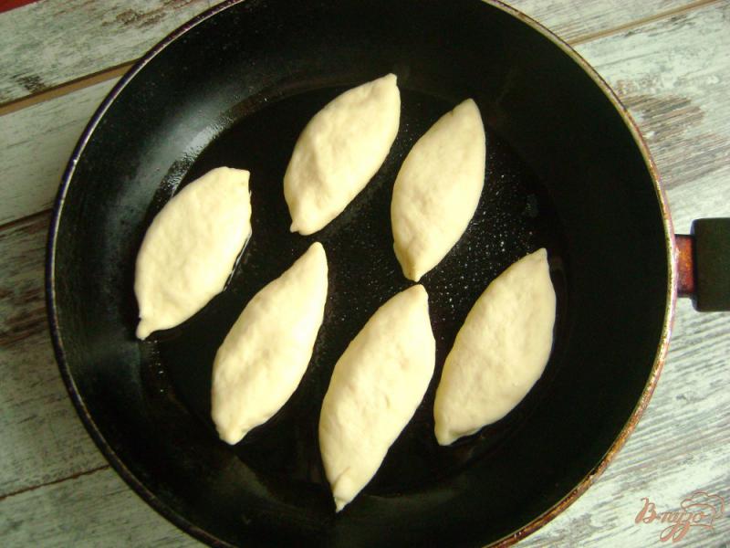 Фото приготовление рецепта: Банкетные мини-пирожки с семгой и рисом шаг №11