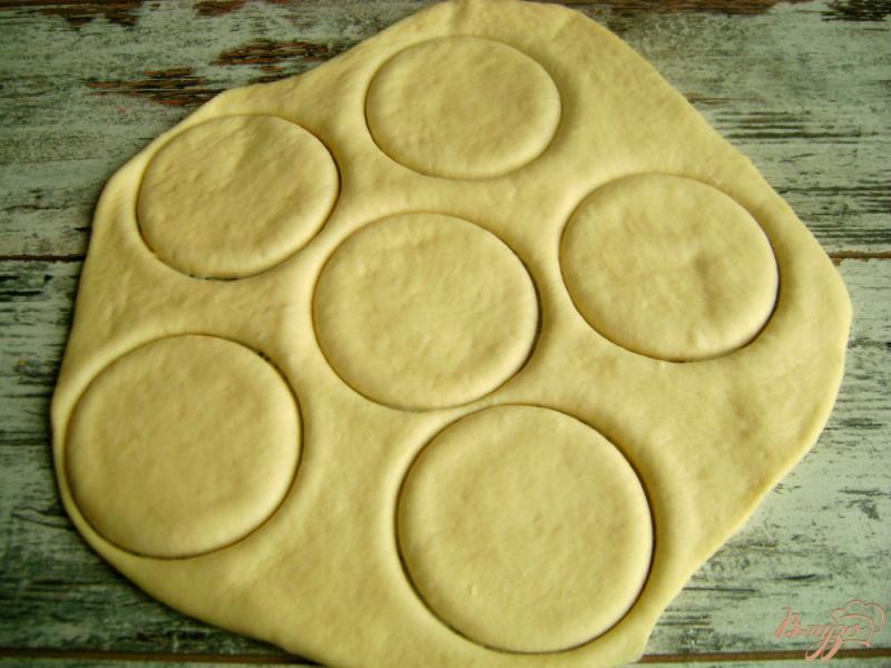 Фото приготовление рецепта: Банкетные мини-пирожки с семгой и рисом шаг №7