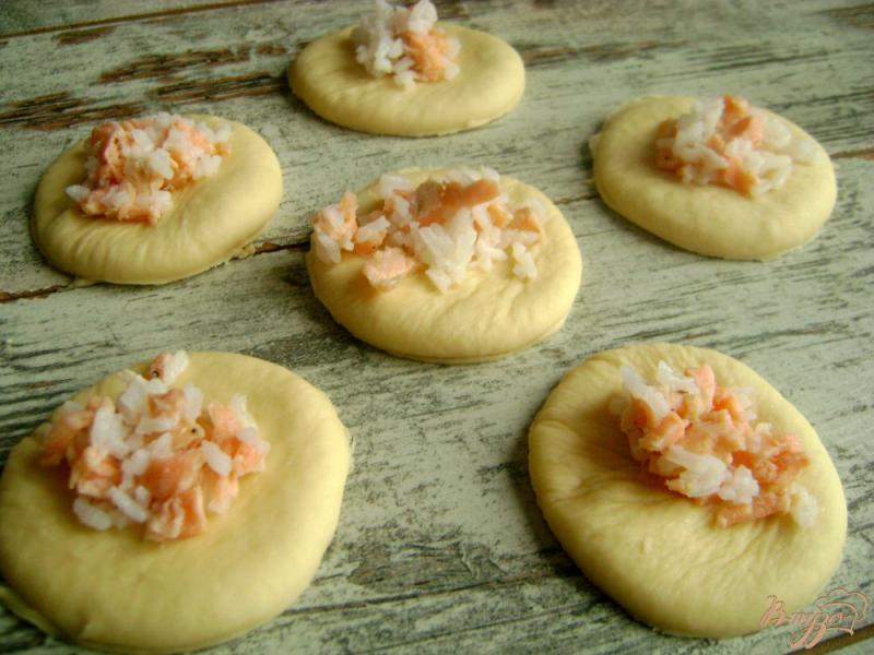 Фото приготовление рецепта: Банкетные мини-пирожки с семгой и рисом шаг №9