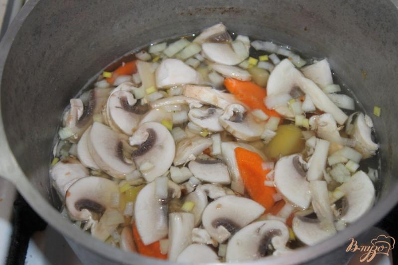 Фото приготовление рецепта: Грибной суп с гречневой крупой шаг №4