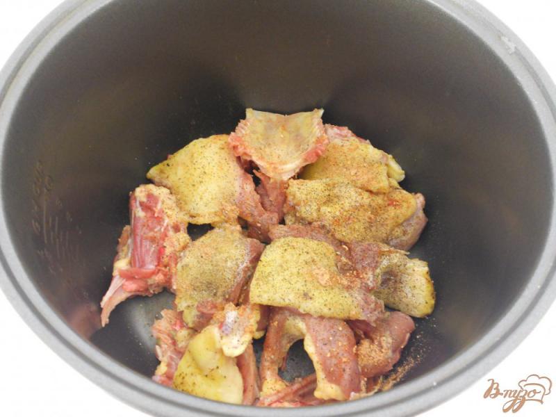 Фото приготовление рецепта: Картофель тушеный с уткой в мультиварке шаг №2