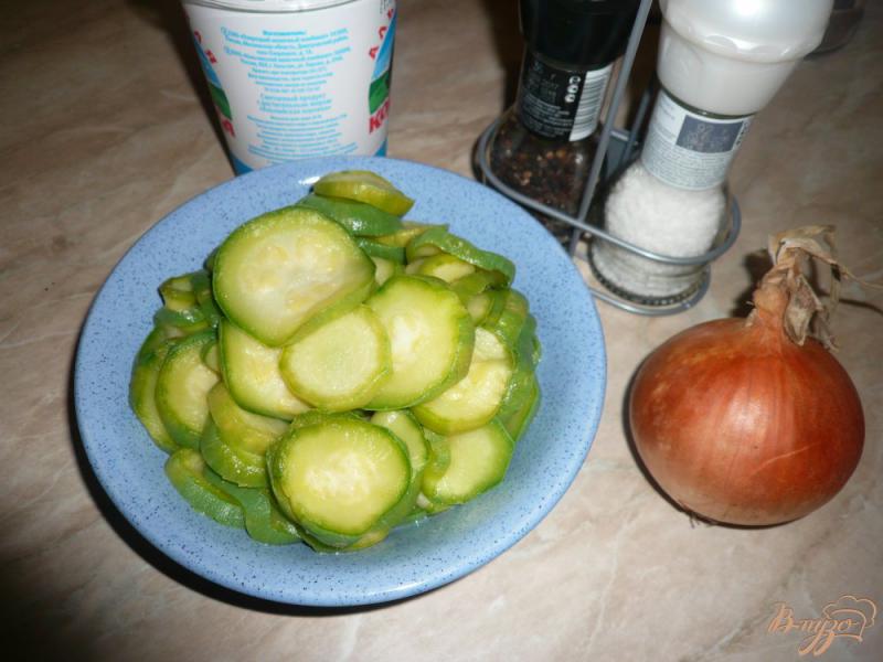 Фото приготовление рецепта: Кабачки в сметанном соусе шаг №1