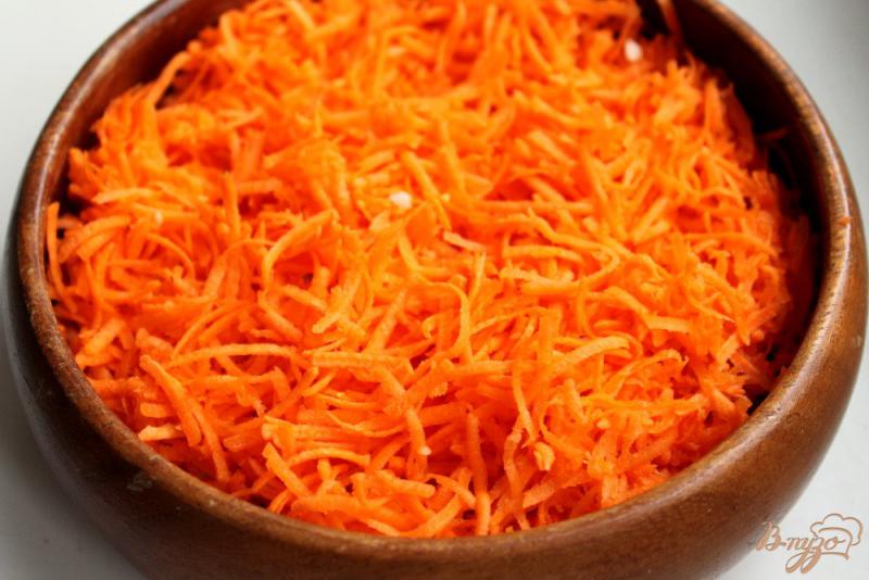 Фото приготовление рецепта: Морковный салат с сыром шаг №2