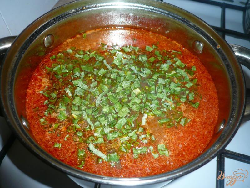 Фото приготовление рецепта: Рисовый томатный суп с фасолью шаг №8