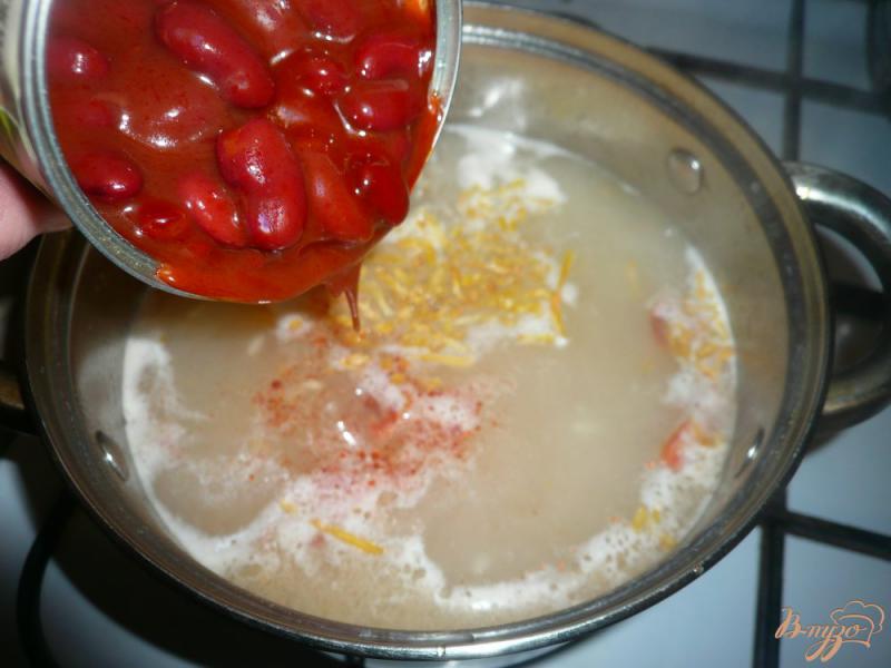 Фото приготовление рецепта: Рисовый томатный суп с фасолью шаг №7
