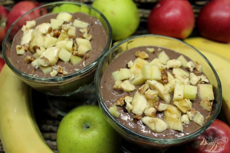 Фото приготовление рецепта: Шоколадный мусс с бананом и яблоком шаг №10