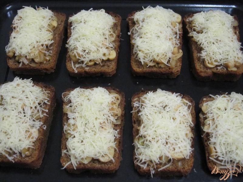 Фото приготовление рецепта: Фитнес-бутерброды с грибами в духовке шаг №7