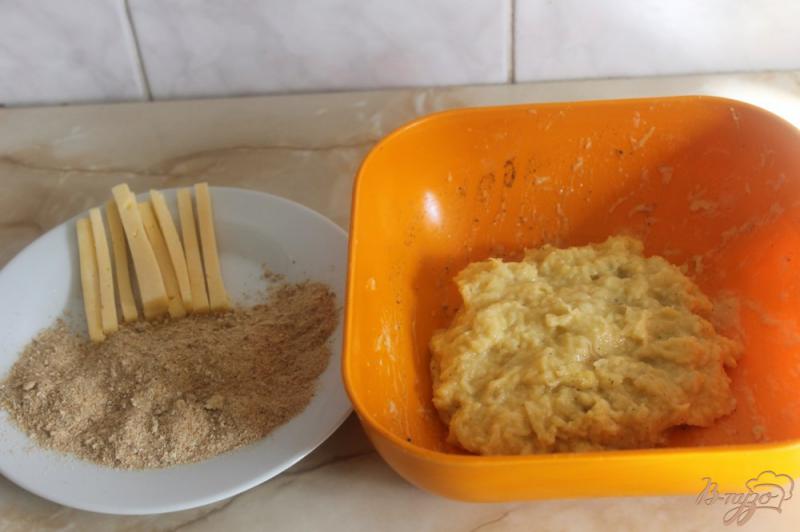 Фото приготовление рецепта: Картофельные палочки с сыром шаг №4
