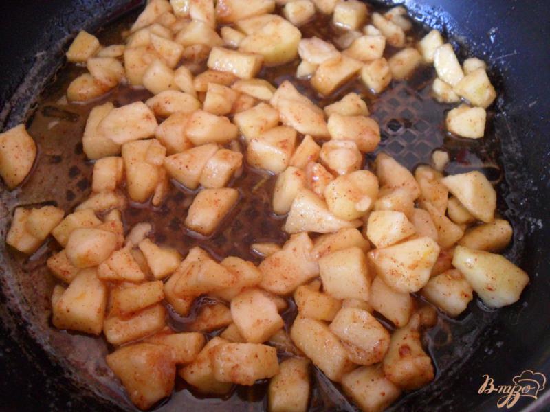 Фото приготовление рецепта: Блинчики с яблоками в карамели шаг №7