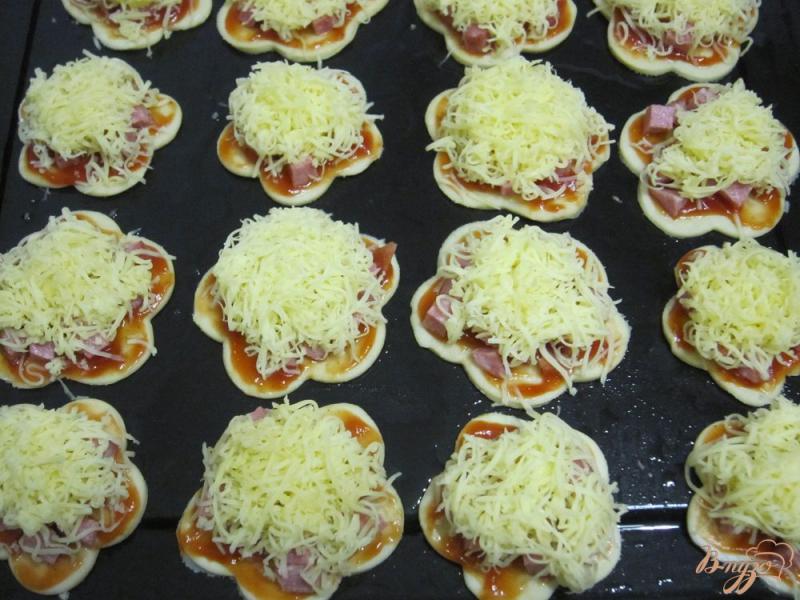 Фото приготовление рецепта: Быстрые мини-пиццы шаг №6