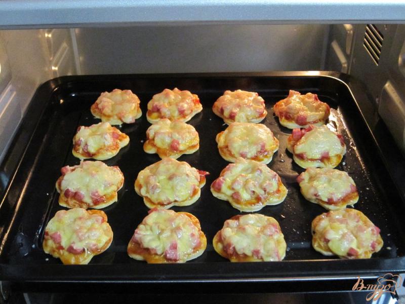 Фото приготовление рецепта: Быстрые мини-пиццы шаг №7