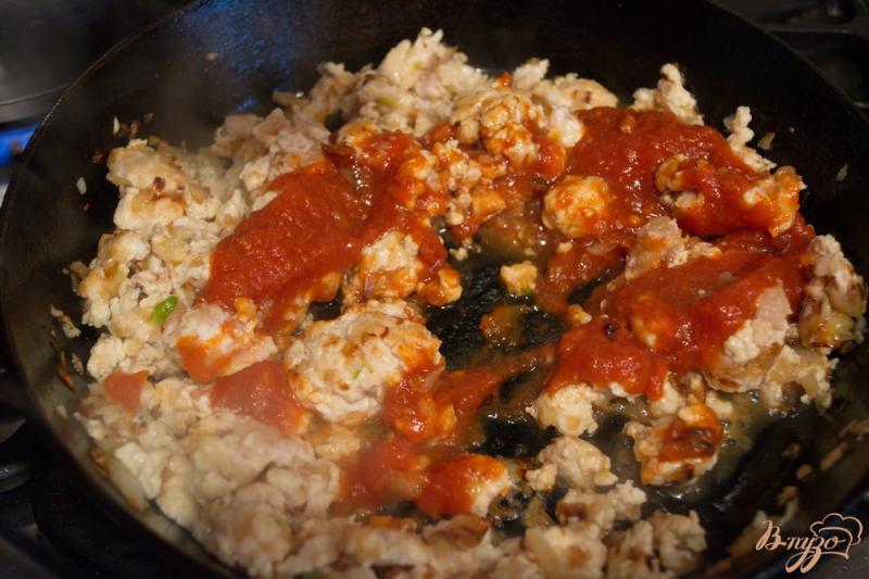Фото приготовление рецепта: Паста (макароны) с фаршем из курицы с томатом шаг №5