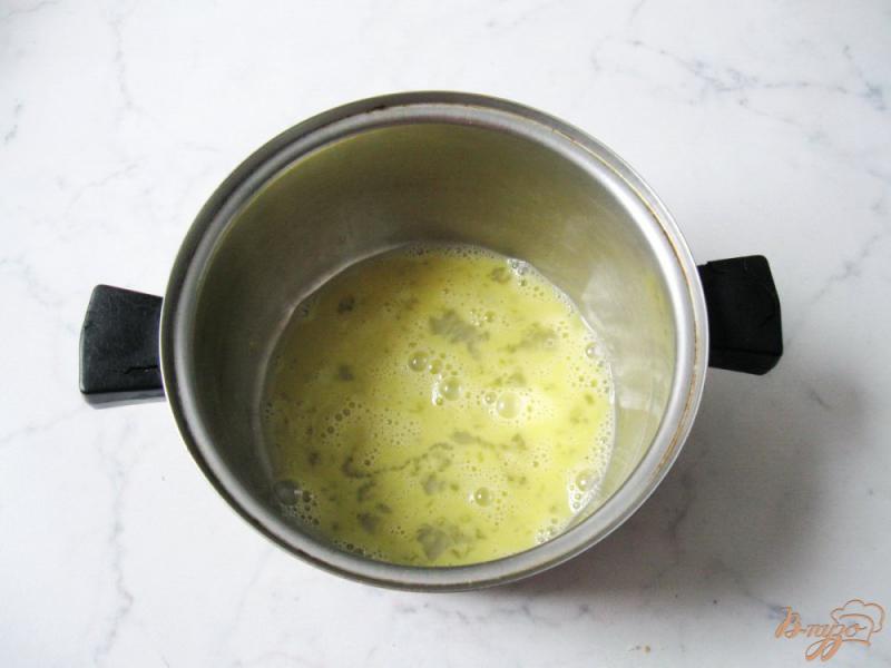 Фото приготовление рецепта: Тонкие блинчики с  отварной индейкой и зеленым луком шаг №3