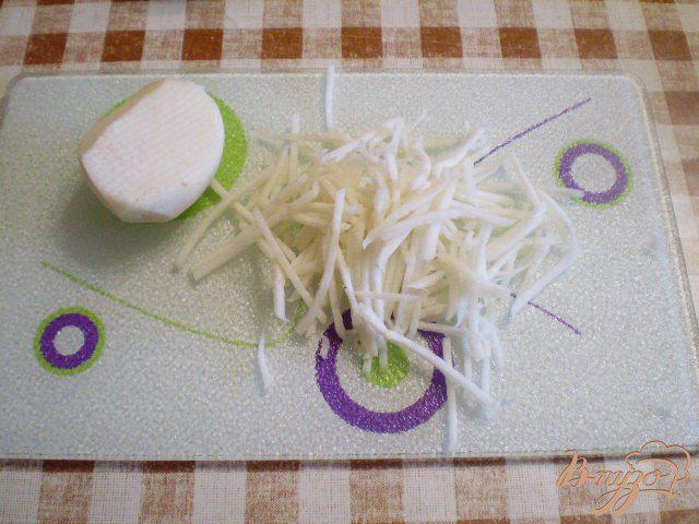 Фото приготовление рецепта: Салат овощной с редькой и яблоком шаг №3