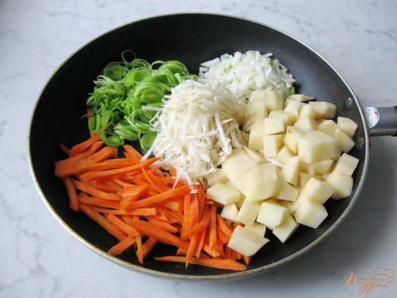 Фото приготовление рецепта: Картофельный суп с квашенной капустой шаг №5
