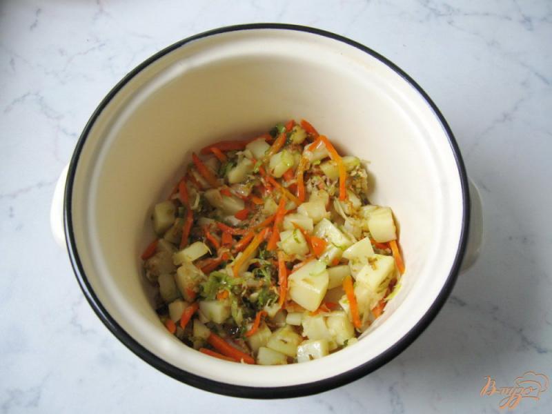 Фото приготовление рецепта: Картофельный суп с квашенной капустой шаг №8