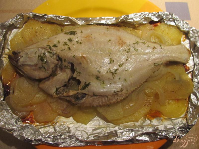 Фото приготовление рецепта: Камбала, запеченная с картофелем в фольге шаг №9
