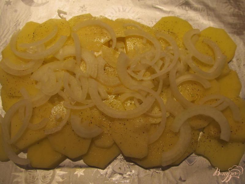 Фото приготовление рецепта: Камбала, запеченная с картофелем в фольге шаг №6