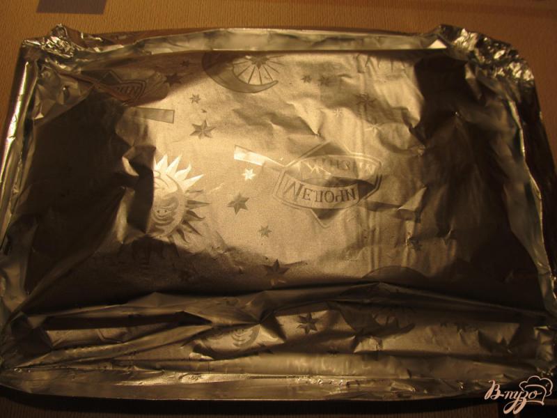 Фото приготовление рецепта: Камбала, запеченная с картофелем в фольге шаг №8