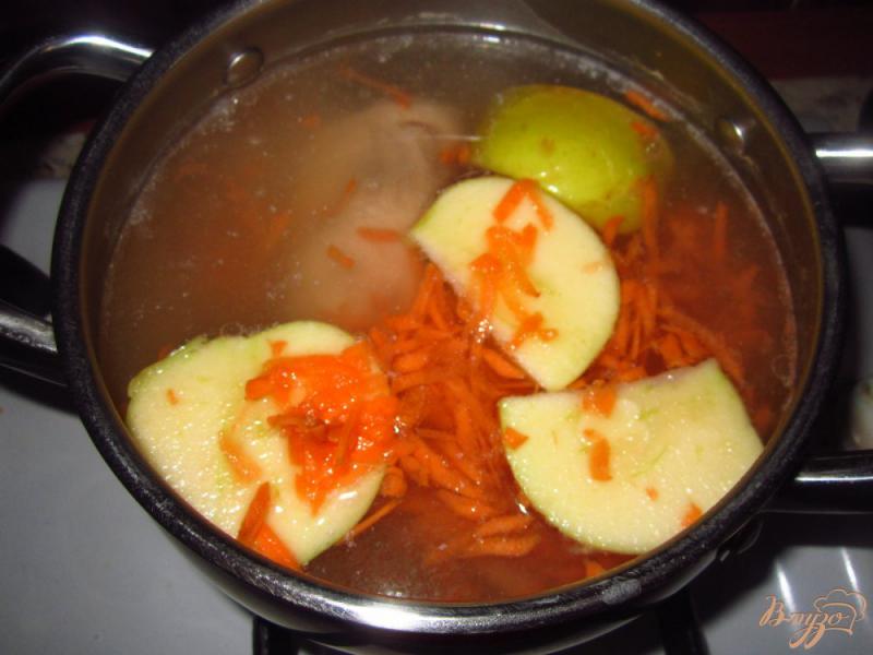 Фото приготовление рецепта: Суп с кроликом, яблоком и грецкими орехами шаг №4