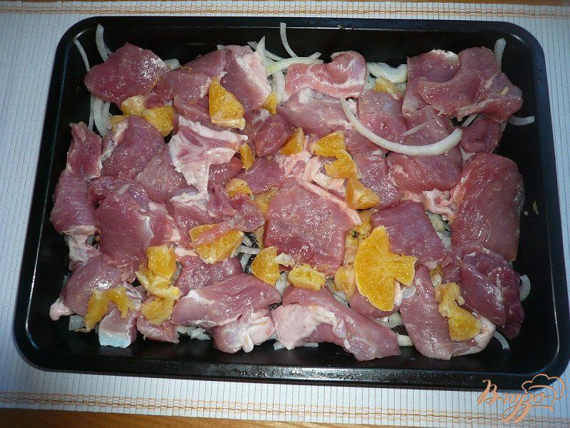 Фото приготовление рецепта: Свинина с апельсинами под сырной шубкой шаг №3