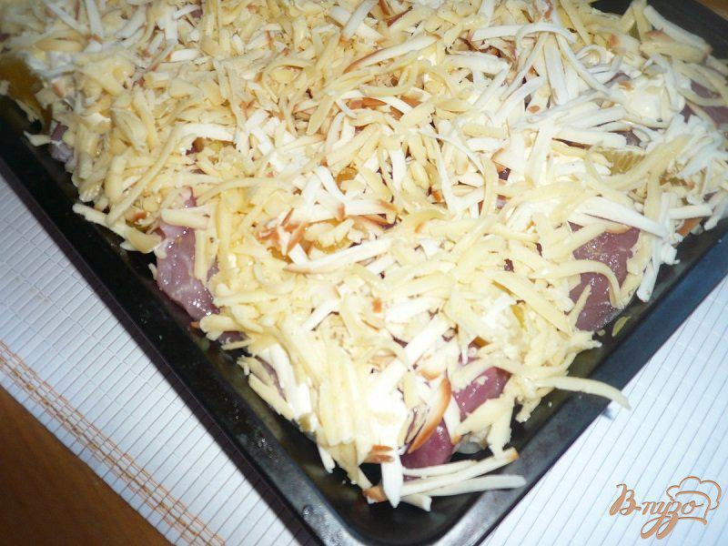 Фото приготовление рецепта: Свинина с апельсинами под сырной шубкой шаг №4