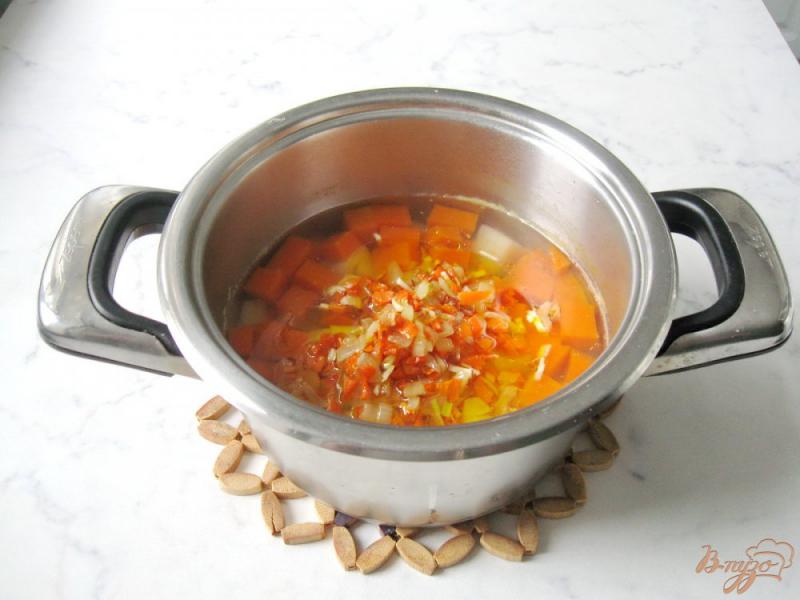 Фото приготовление рецепта: Суп с тыквой и красной чечевицей шаг №4
