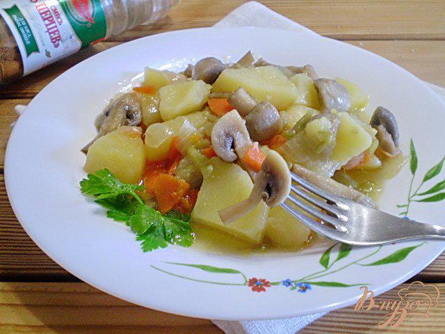 Фото приготовление рецепта: Картофель с грибами в мультиварке шаг №6