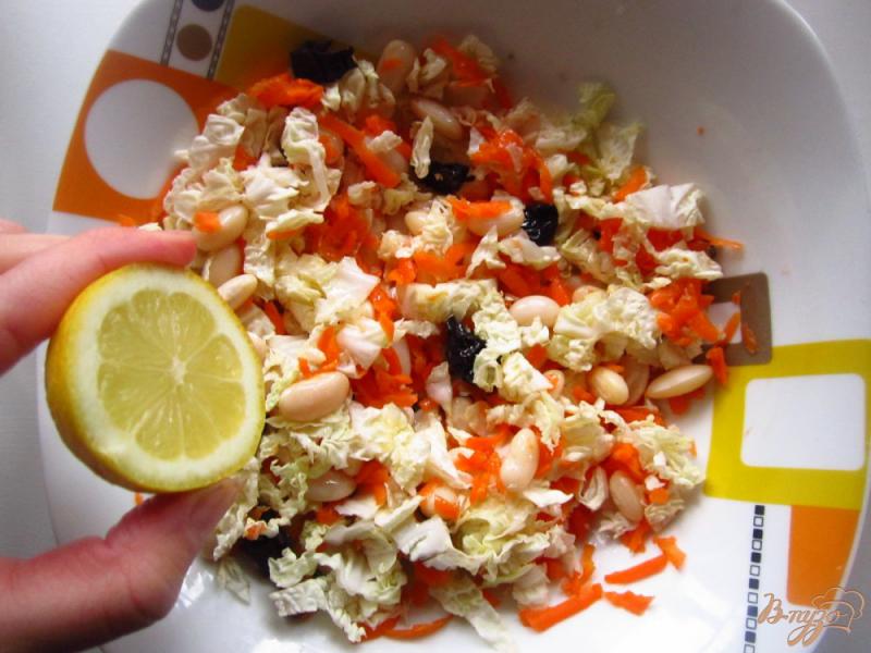 Фото приготовление рецепта: Салат с сыром фета, фасолью и черносливом шаг №5