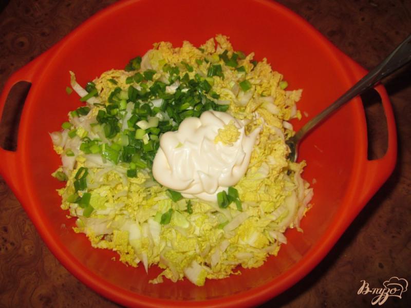 Фото приготовление рецепта: Салат из китайской капусты и крабовых палочек шаг №5