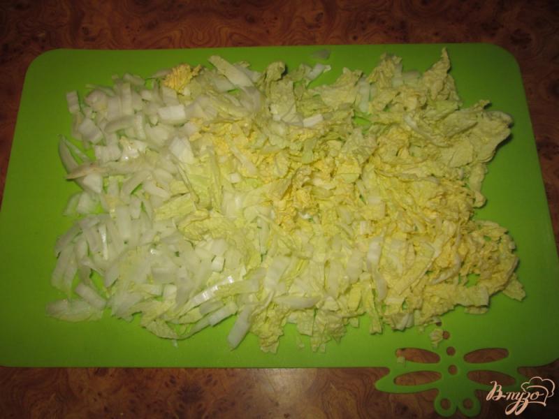 Фото приготовление рецепта: Салат из китайской капусты и крабовых палочек шаг №1