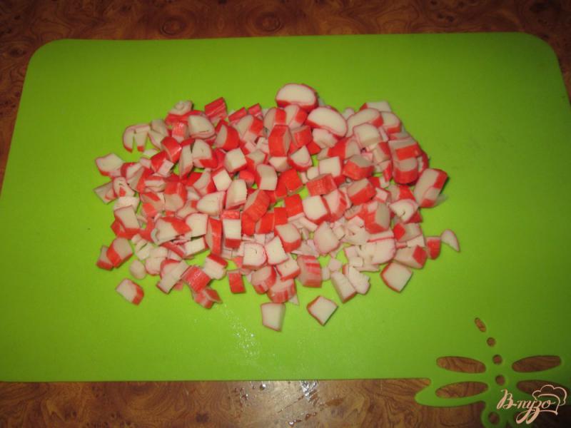 Фото приготовление рецепта: Салат из китайской капусты и крабовых палочек шаг №2