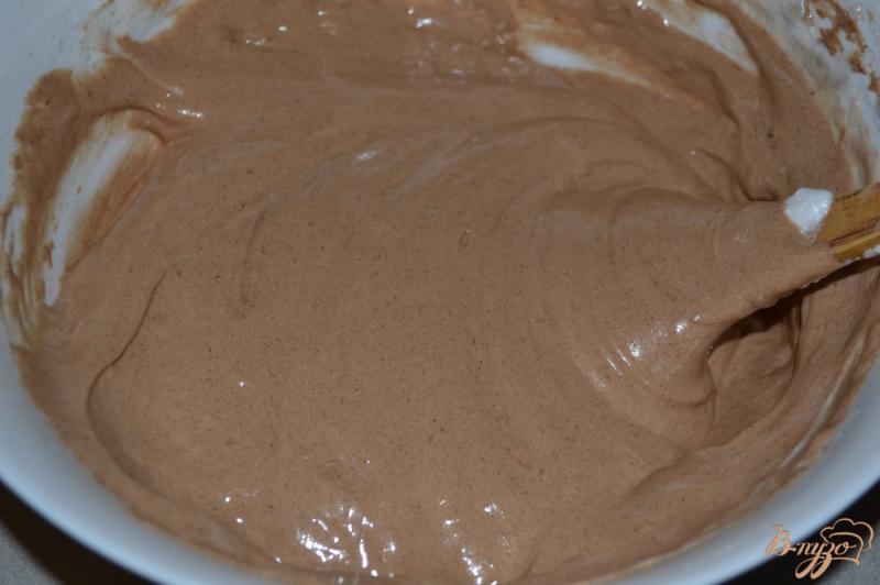 Фото приготовление рецепта: Шоколадный бисквит с нежным кремом шаг №4