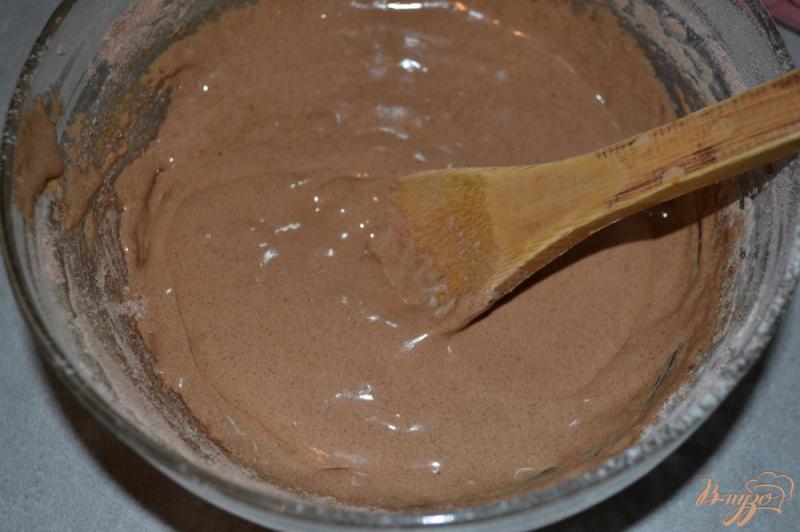 Фото приготовление рецепта: Шоколадный бисквит с нежным кремом шаг №2