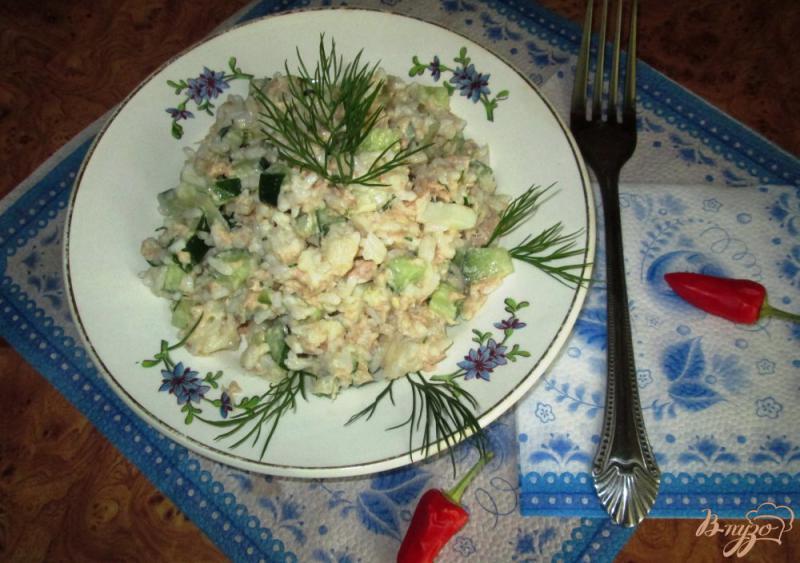 Фото приготовление рецепта: Рисовый салат с консервированным тунцом шаг №7