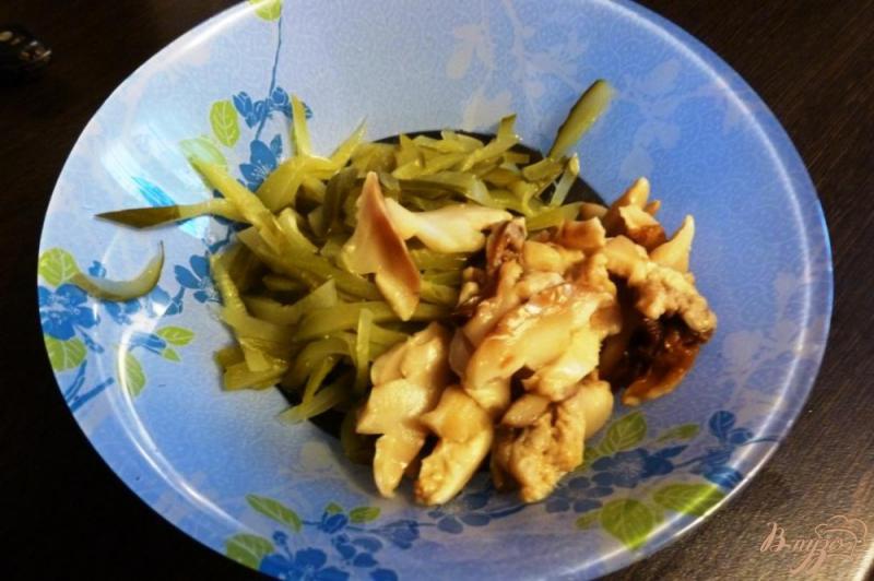 Фото приготовление рецепта: Салат из соленых огурцов и грибов шаг №3