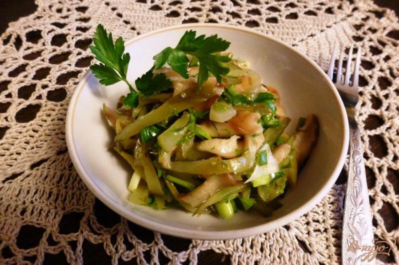 Фото приготовление рецепта: Салат из соленых огурцов и грибов шаг №6