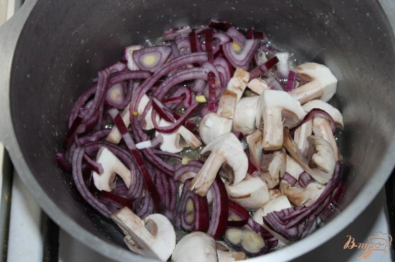 Фото приготовление рецепта: Тушенная фасоль с грибами в томатном соусе шаг №3