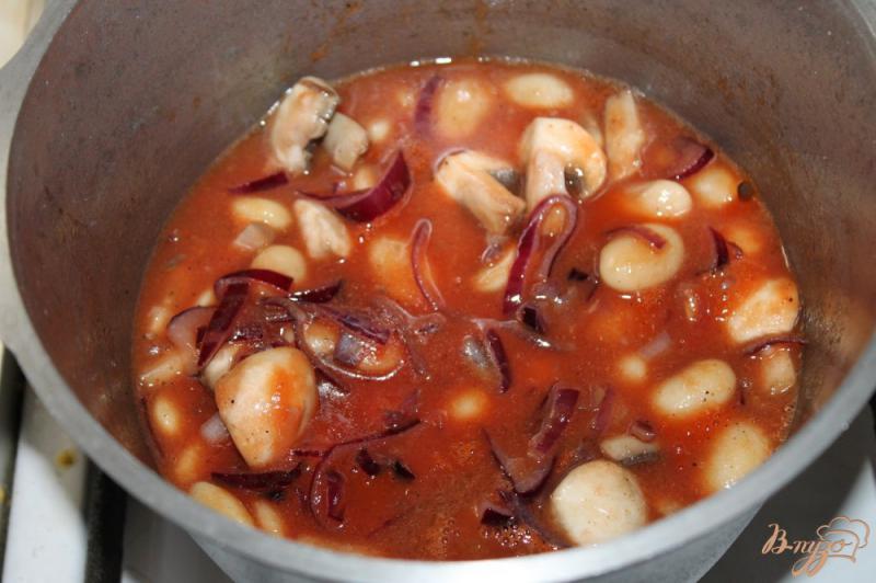 Фото приготовление рецепта: Тушенная фасоль с грибами в томатном соусе шаг №4