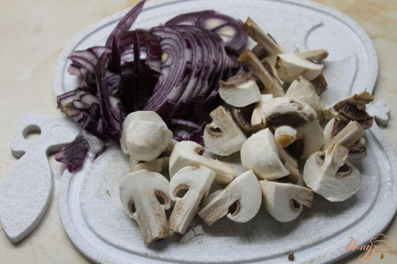 Фото приготовление рецепта: Тушенная фасоль с грибами в томатном соусе шаг №2